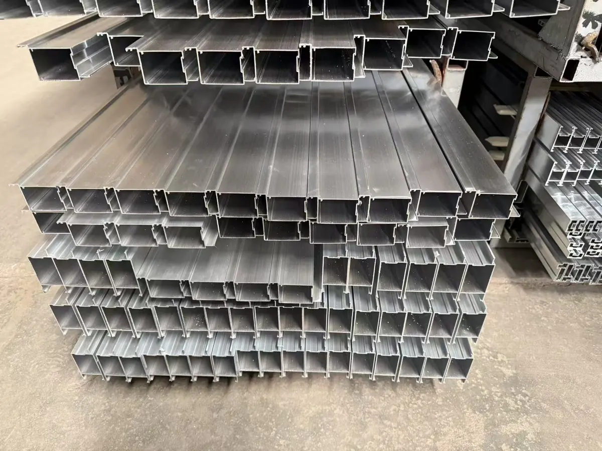 Square tube profiles, stacked — Guangdong Fengge Aluminium Co., Ltd.